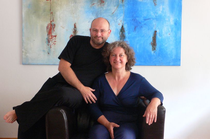 Andreas und Helga
                        auf Sofa vor blauem Bild